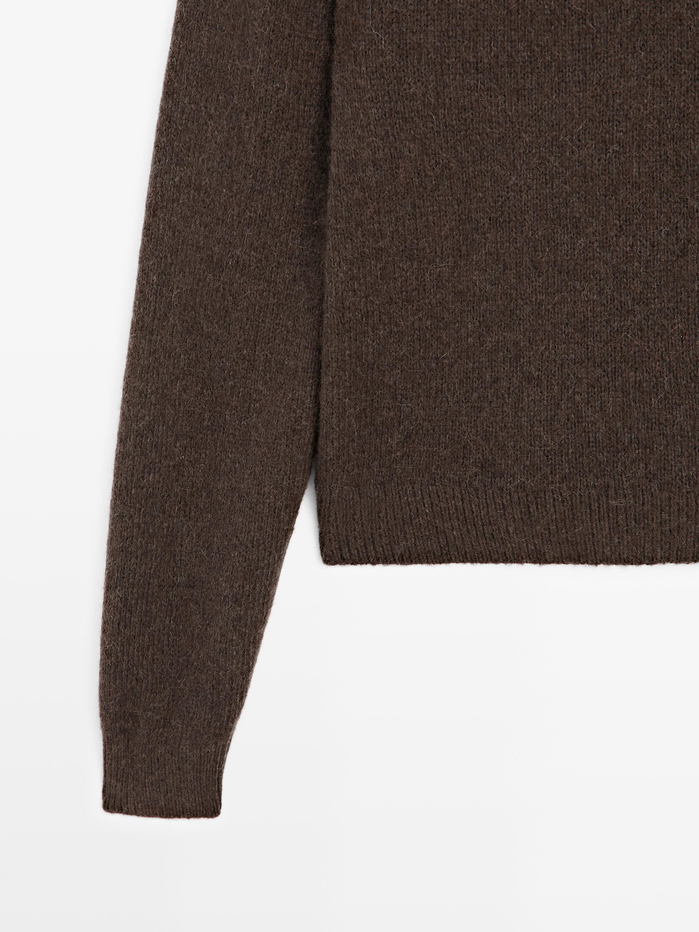 High neck knit sweater with snap buttons